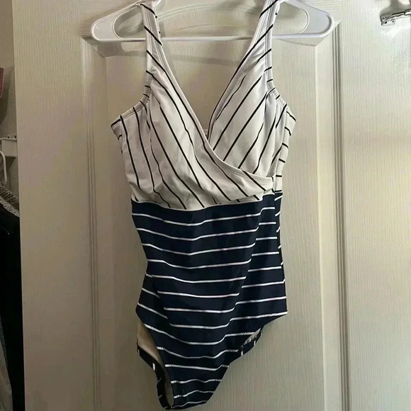 Kona Sol NWT Women’s Swimsuit - Medium - Picture 2 of 7